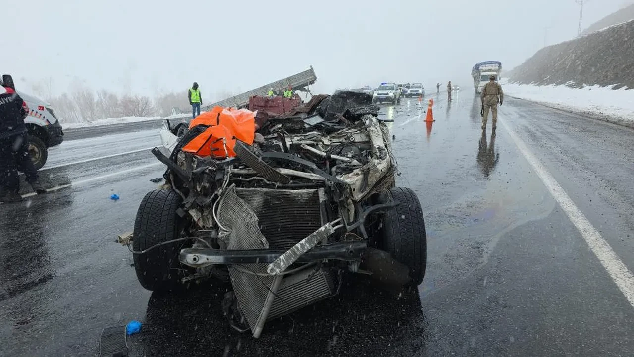 Bitlis'te tır ile otomobil çarpıştı! Karı koca ve 6 aylık bebekleri hayatını kaybetti: Yoldaki biberon yürek yaktı