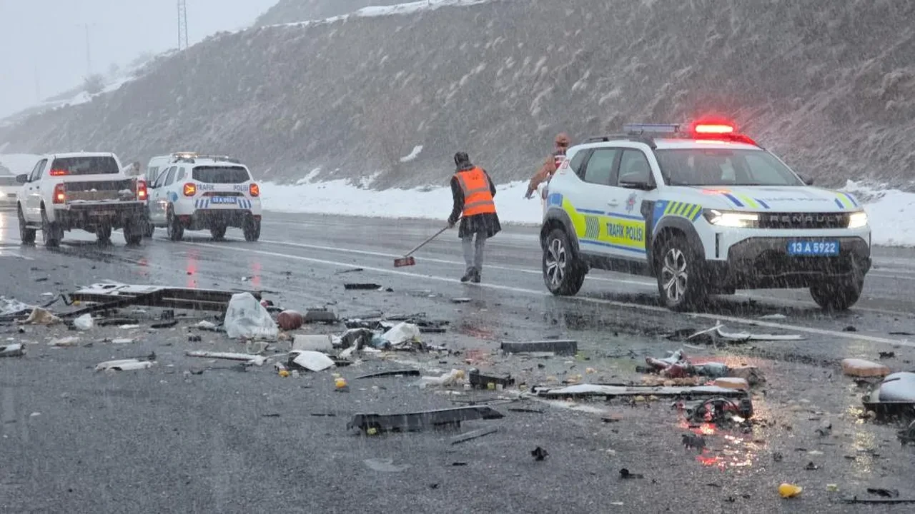 Bitlis'te tır ile otomobil çarpıştı! Karı koca ve 6 aylık bebekleri hayatını kaybetti: Yoldaki biberon yürek yaktı