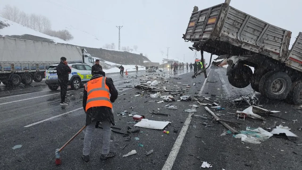 Bitlis'te tır ile otomobil çarpıştı! Karı koca ve 6 aylık bebekleri hayatını kaybetti: Yoldaki biberon yürek yaktı