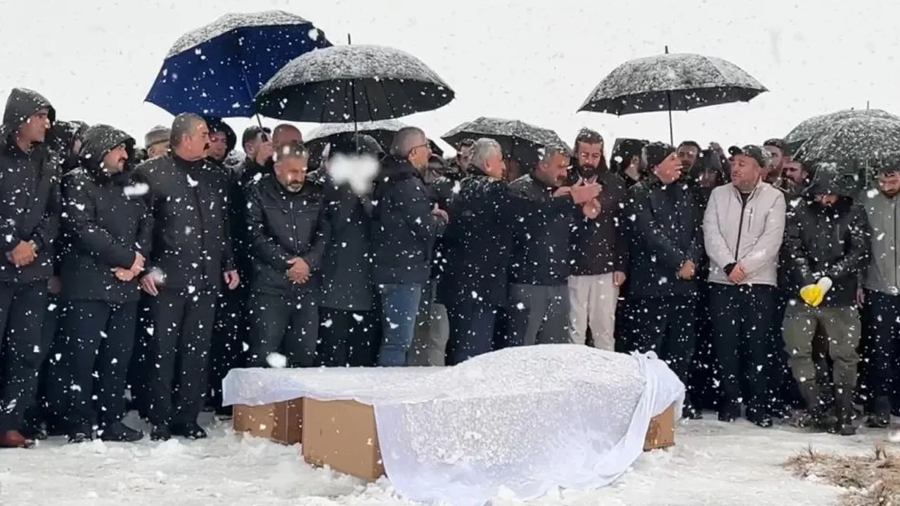 Bitlis'te tırla çarpışan otomobilde can veren çift ve 6 aylık bebekleri toprağa verildi