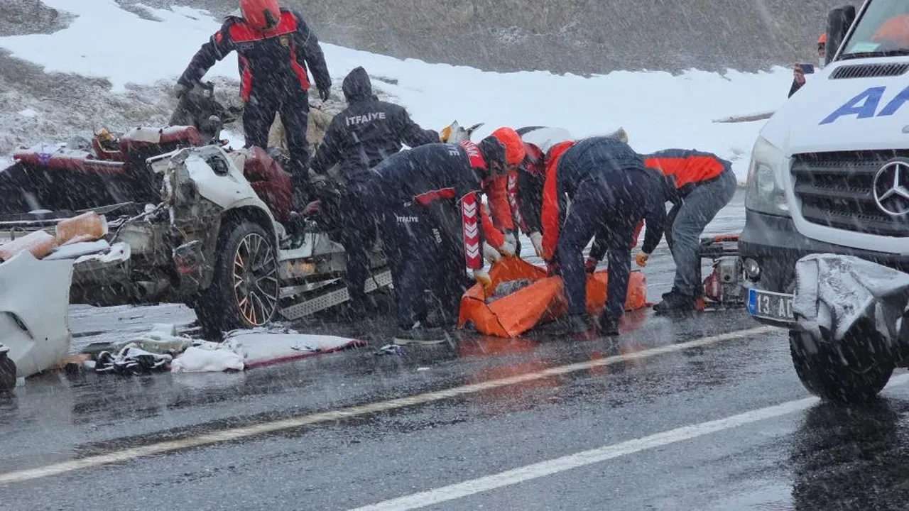 Bitlis'te tırla çarpışan otomobilde can veren çift ve 6 aylık bebekleri toprağa verildi