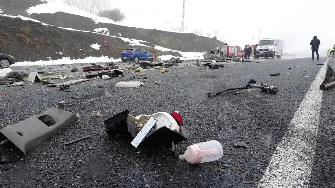 Bitlis'te tırla çarpışan otomobilde can veren çift ve 6 aylık bebekleri toprağa verildi