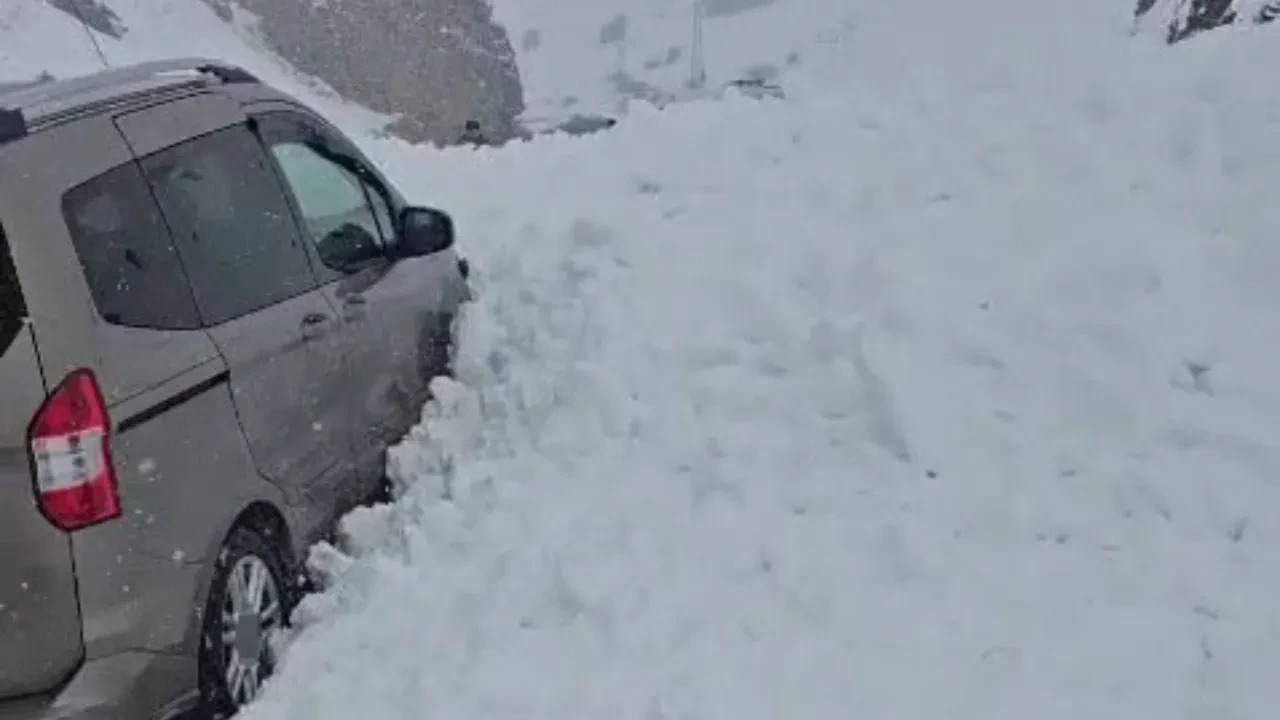 Erzurum'da yola çığ düştü! Son anda faciadan dönüldü