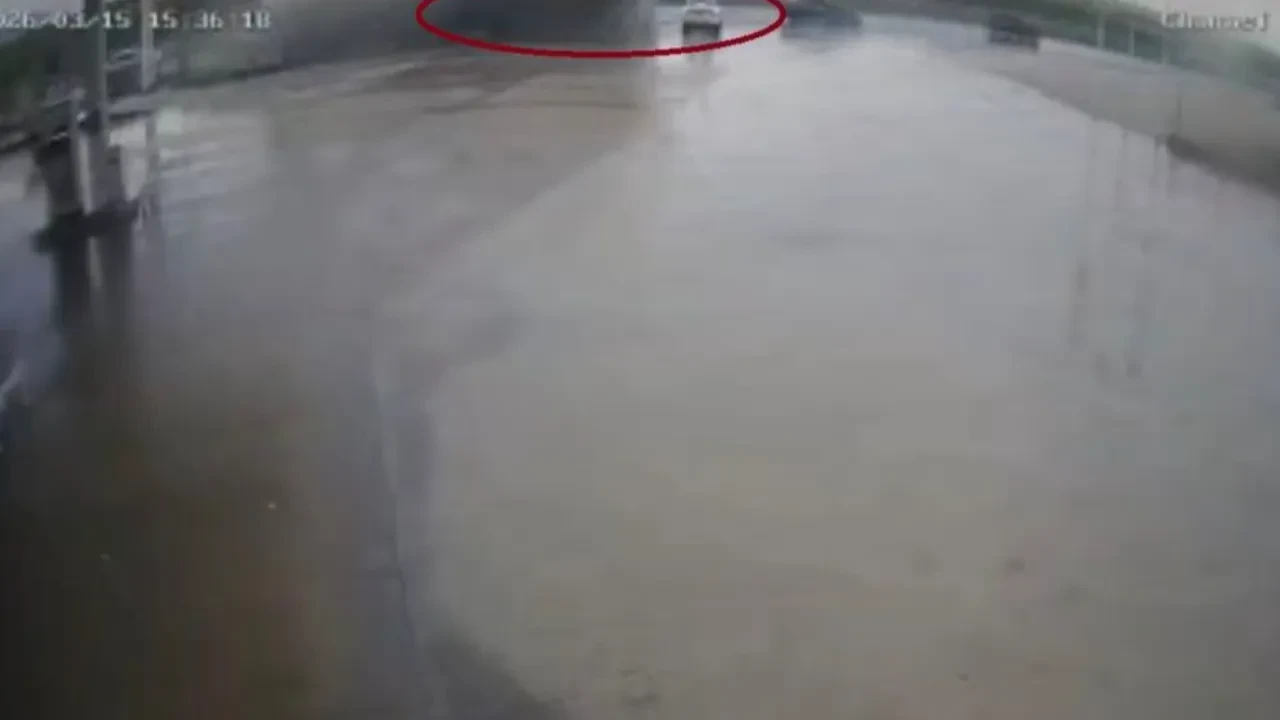 Facia anı kameralara yansıdı! Akaryakıt istasyonundan çıkan otomobilin üstüne tır devrildi