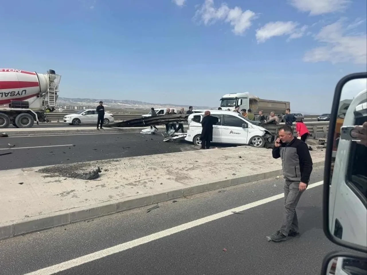 Feci kazada otomobil bariyerlere saplandı! Ankara'da korkutan kaza