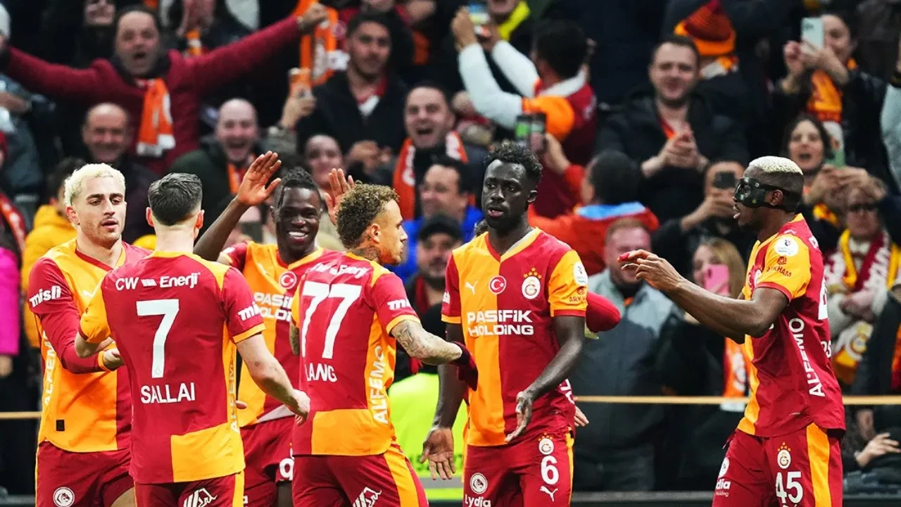 Galatasaray Başakşehir'i farklı geçti: Liderden ikinci sıradaki Fenerbahçe'ye 7 puan fark!