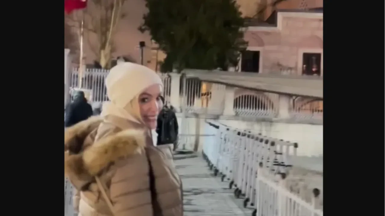 Gamze Özcelik, teravihi Ayasofya'da sabah namazını Eyüp sultanda kıldı! Gamze Özçelik, Ilk defa bir Ramazan İstanbul'da!