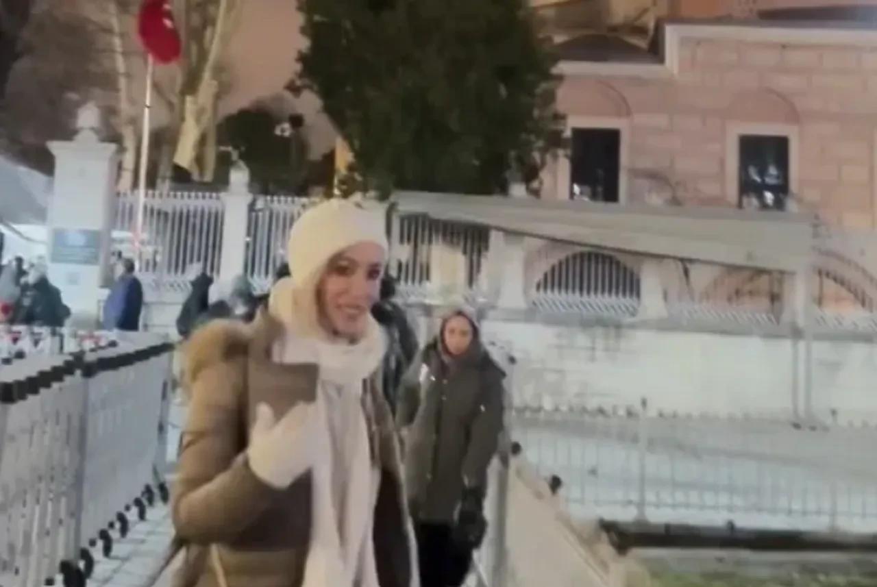 Gamze Özcelik, teravihi Ayasofya'da sabah namazını Eyüp sultanda kıldı! Gamze Özçelik, Ilk defa bir Ramazan İstanbul'da!