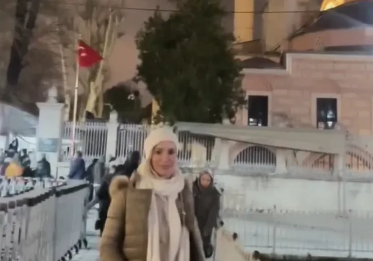Gamze Özcelik, teravihi Ayasofya'da sabah namazını Eyüp sultanda kıldı! Gamze Özçelik, Ilk defa bir Ramazan İstanbul'da!