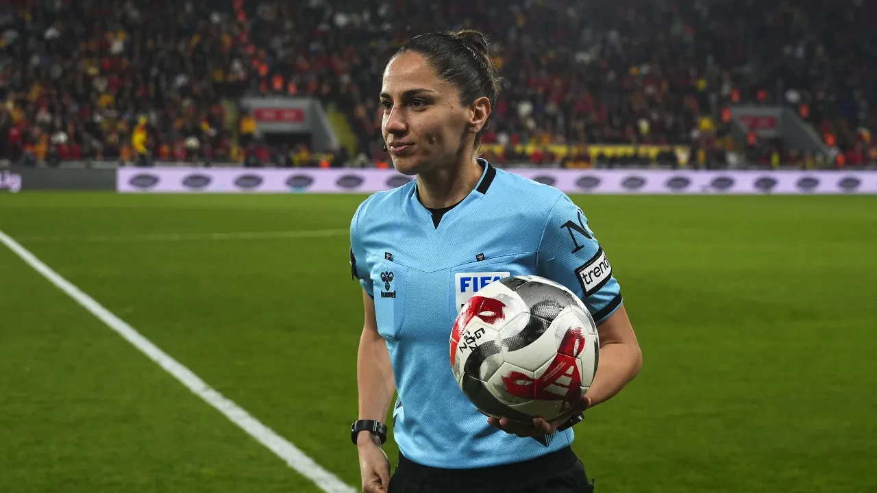 Göztepe-Alanyaspor maçında 22 yıl sonra ilk kez: Hakem Asen Albayrak tarihe geçti!