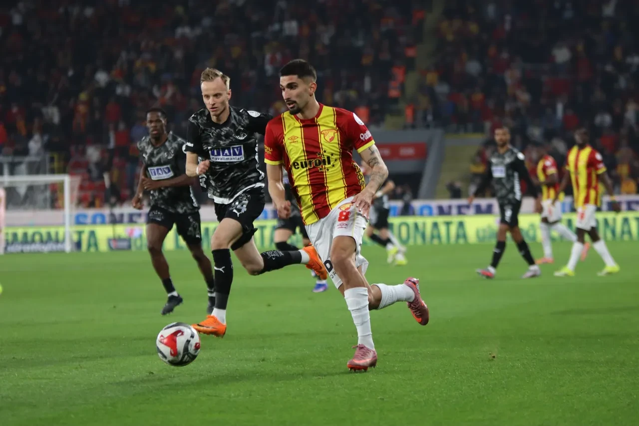 Göztepe-Alanyaspor maçında 22 yıl sonra ilk kez: Hakem Asen Albayrak tarihe geçti!