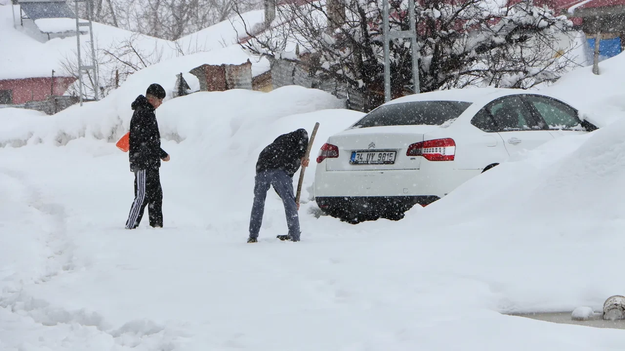 Hakkari'de çığ düştü, otobüs mahsur kaldı! Bingöl'de çok sayıda köy yolu kapandı