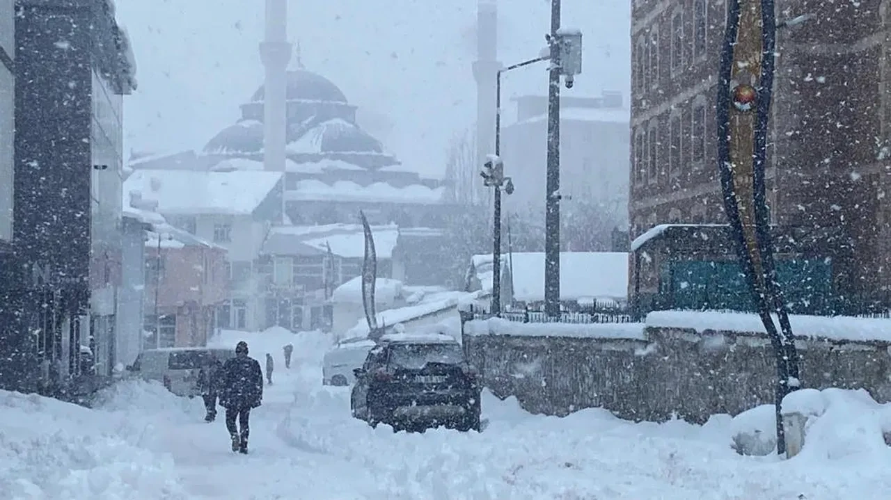 Hakkari'de çığ düştü, otobüs mahsur kaldı! Bingöl'de çok sayıda köy yolu kapandı