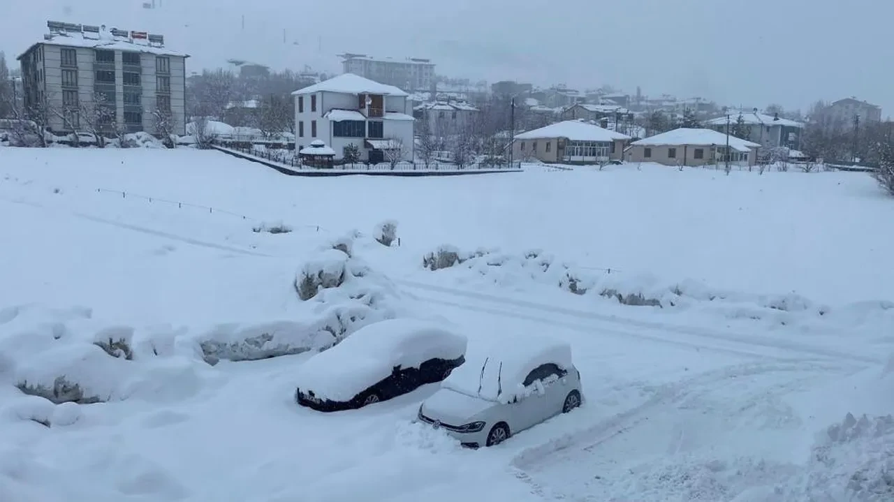 Hakkari'de çığ düştü, otobüs mahsur kaldı! Bingöl'de çok sayıda köy yolu kapandı