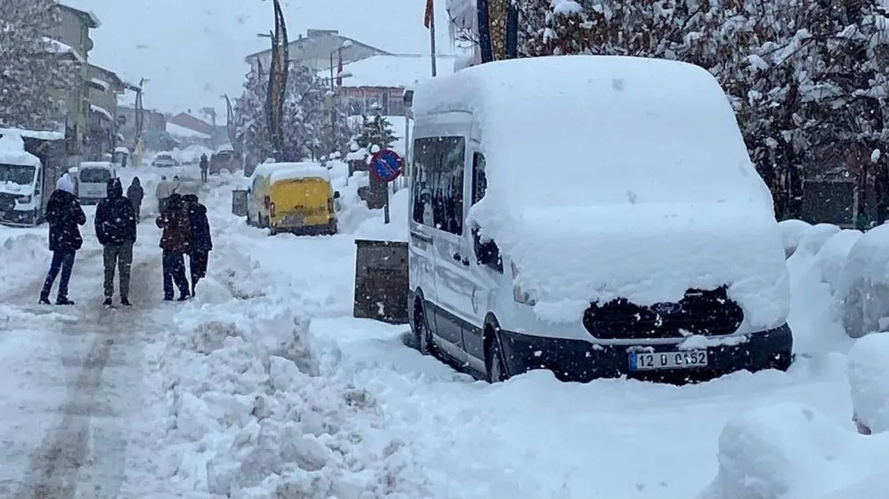 Hakkari'de çığ düştü, otobüs mahsur kaldı! Bingöl'de çok sayıda köy yolu kapandı
