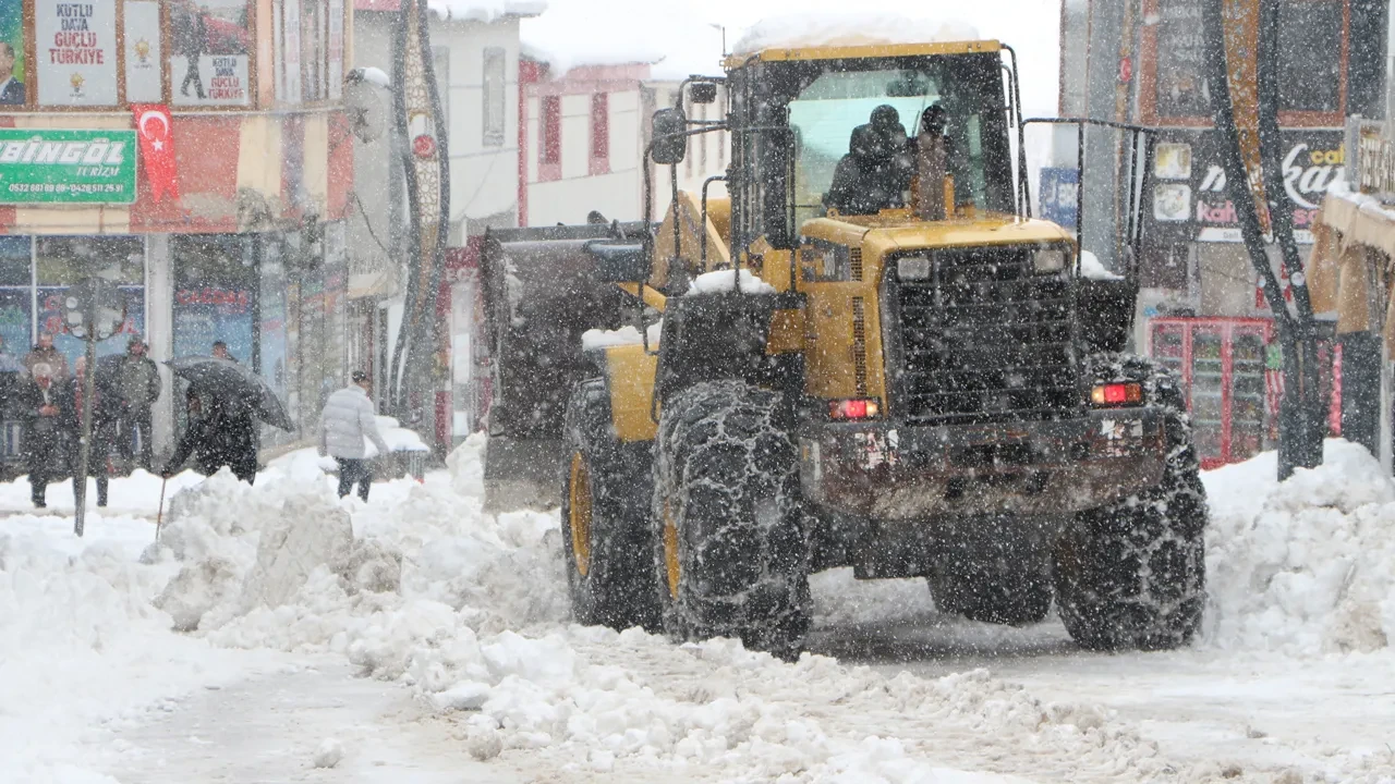 Hakkari'de çığ düştü, otobüs mahsur kaldı! Bingöl'de çok sayıda köy yolu kapandı