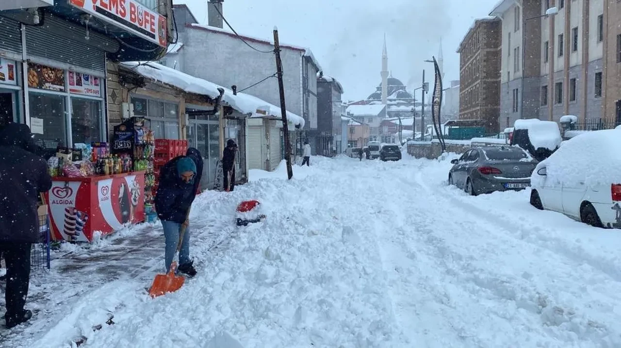 Hakkari'de çığ düştü, otobüs mahsur kaldı! Bingöl'de çok sayıda köy yolu kapandı