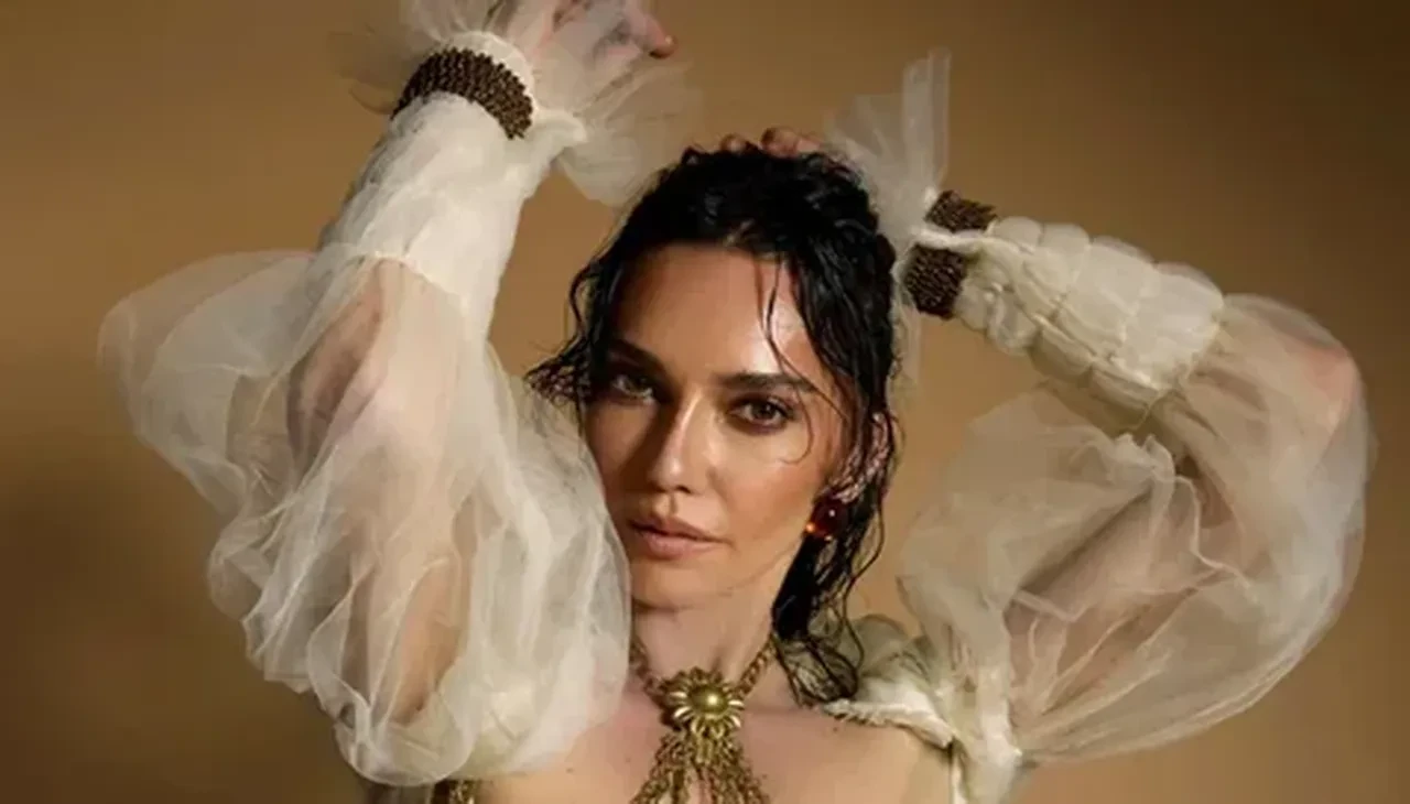 Hande Ataizi'den Hülya Avşar'a Aynı Yağmur Altında göndermesi! Allah korusun berbat sözleriyle yüklendi