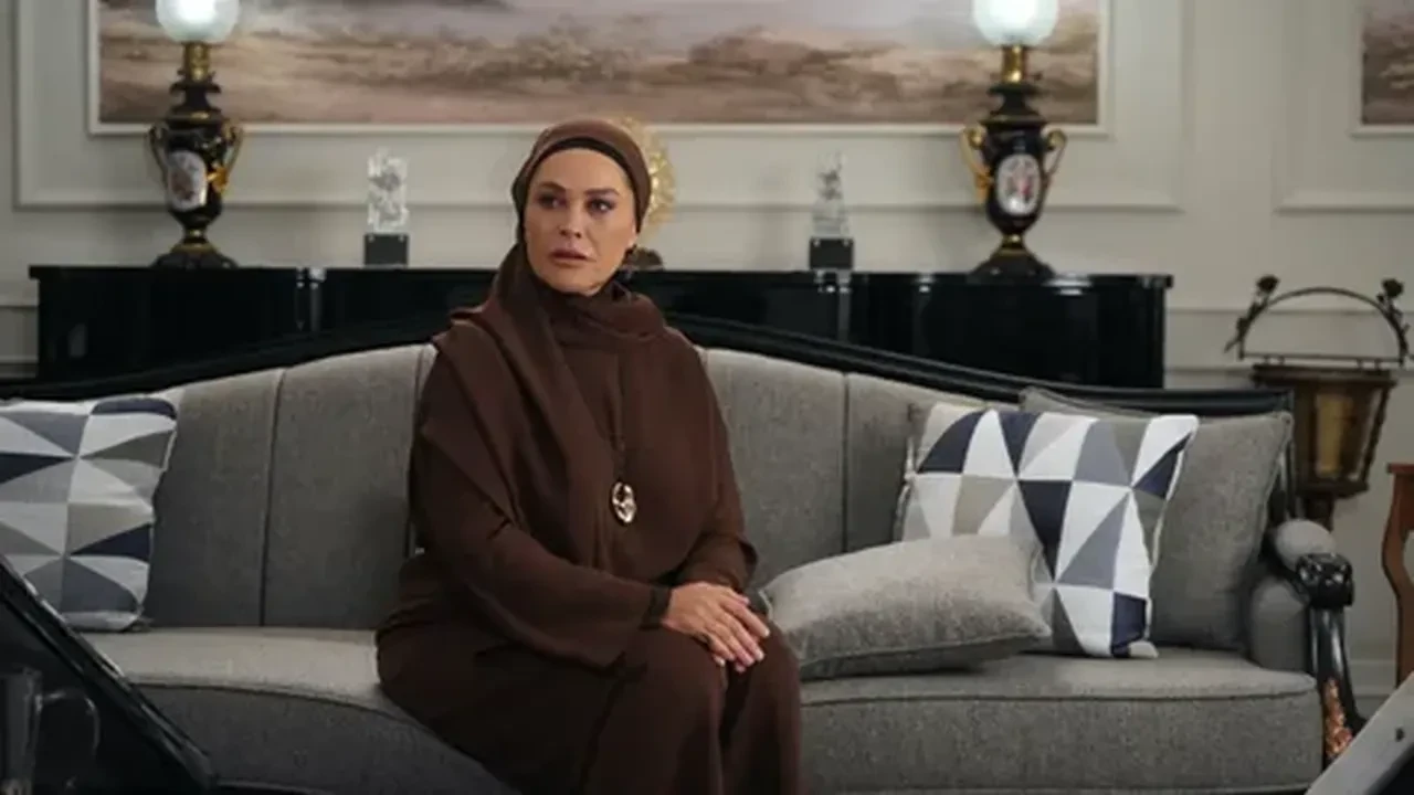 Hande Ataizi'den Hülya Avşar'a Aynı Yağmur Altında göndermesi! Allah korusun berbat sözleriyle yüklendi