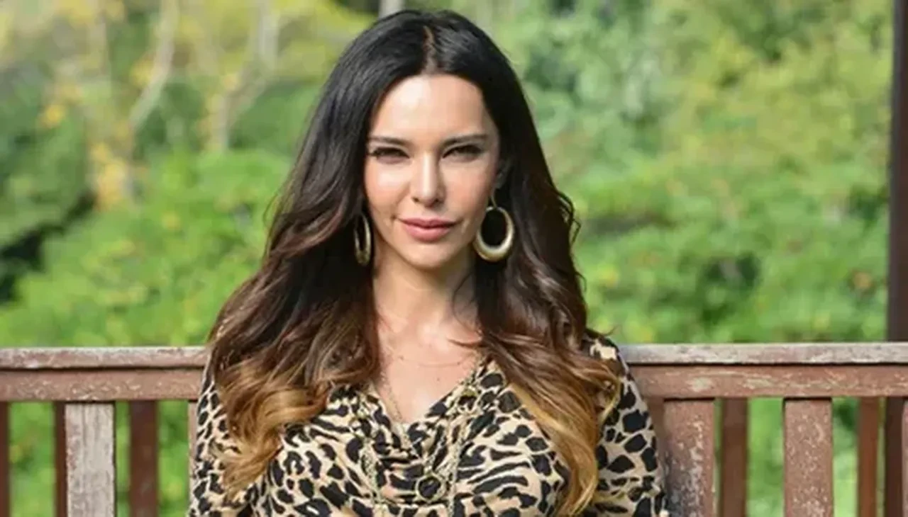 Hande Ataizi'den Hülya Avşar'a Aynı Yağmur Altında göndermesi! Allah korusun berbat sözleriyle yüklendi