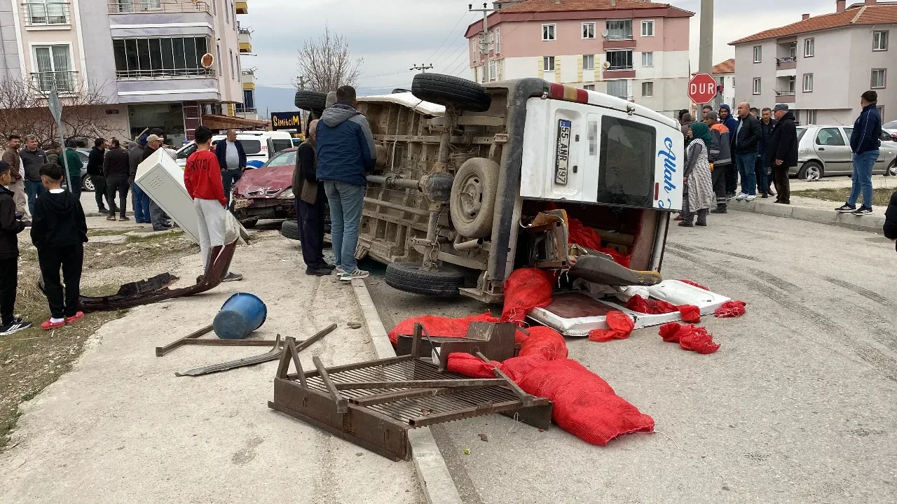 İşçi minibüsü ile otomobil çarpıştı! Feci kazada yaralılar var