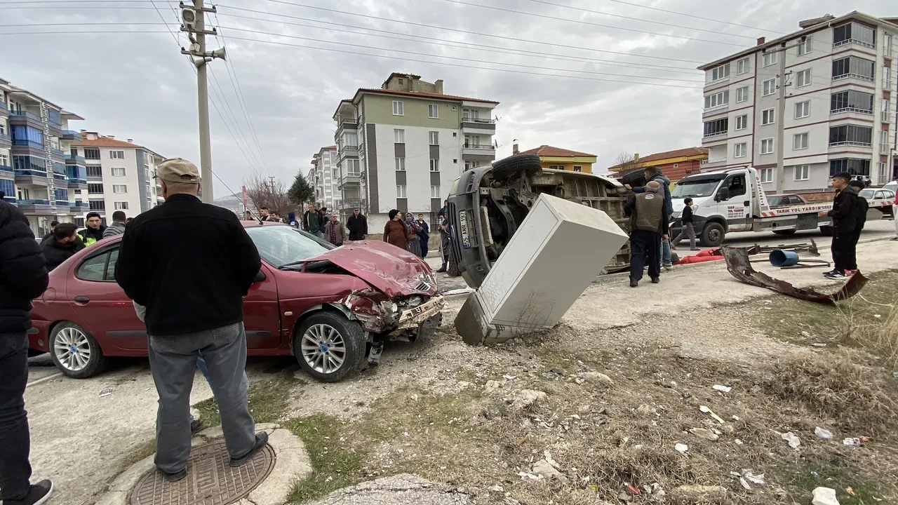 İşçi minibüsü ile otomobil çarpıştı! Feci kazada yaralılar var