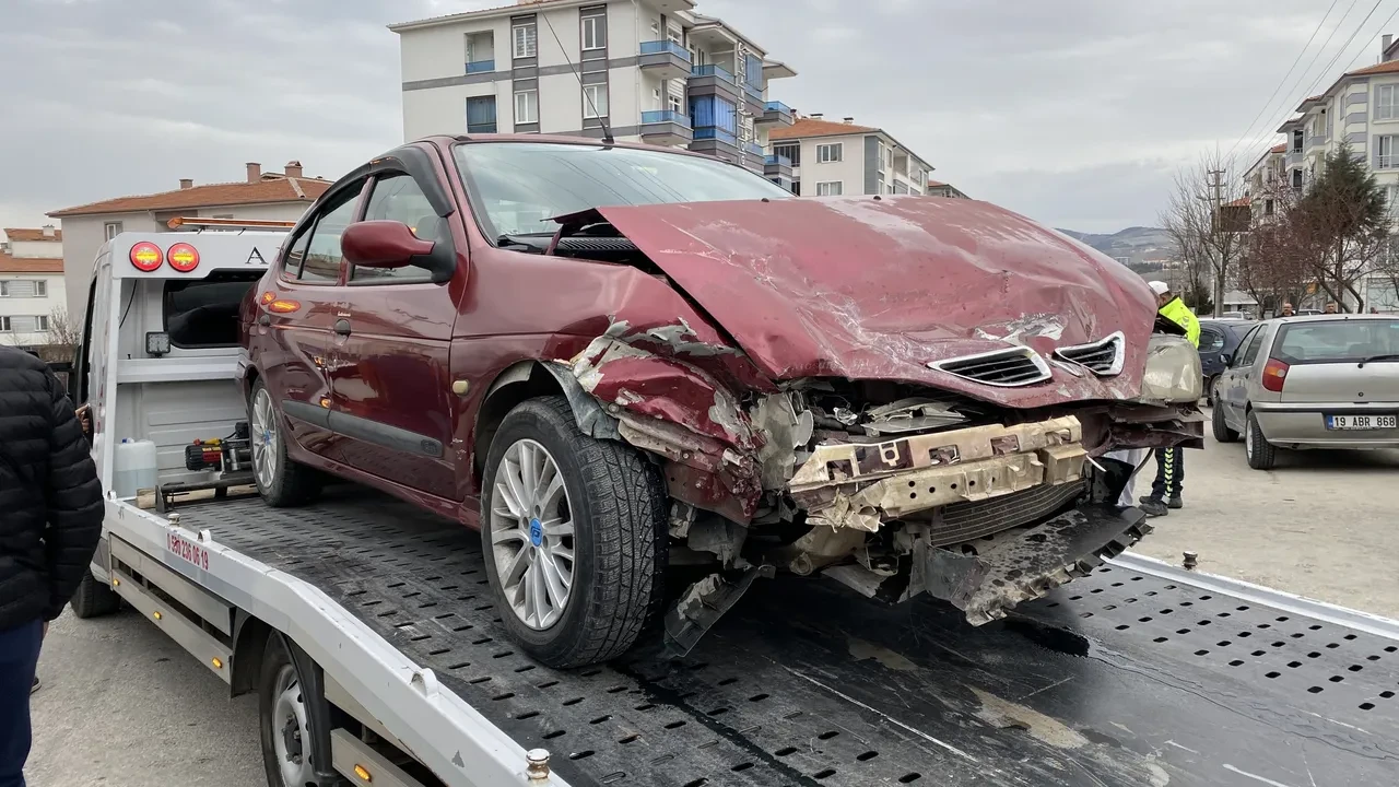 İşçi minibüsü ile otomobil çarpıştı! Feci kazada yaralılar var