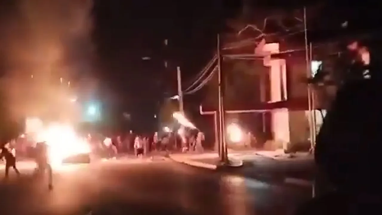 Küba karıştı! Göstericiler Küba Komünist Partisi binasını ateşe verdi