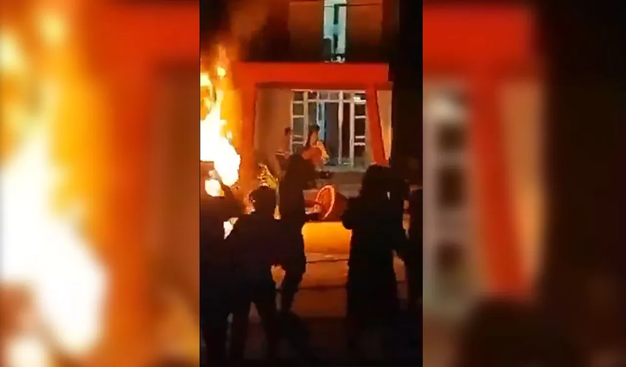 Küba karıştı! Göstericiler Küba Komünist Partisi binasını ateşe verdi