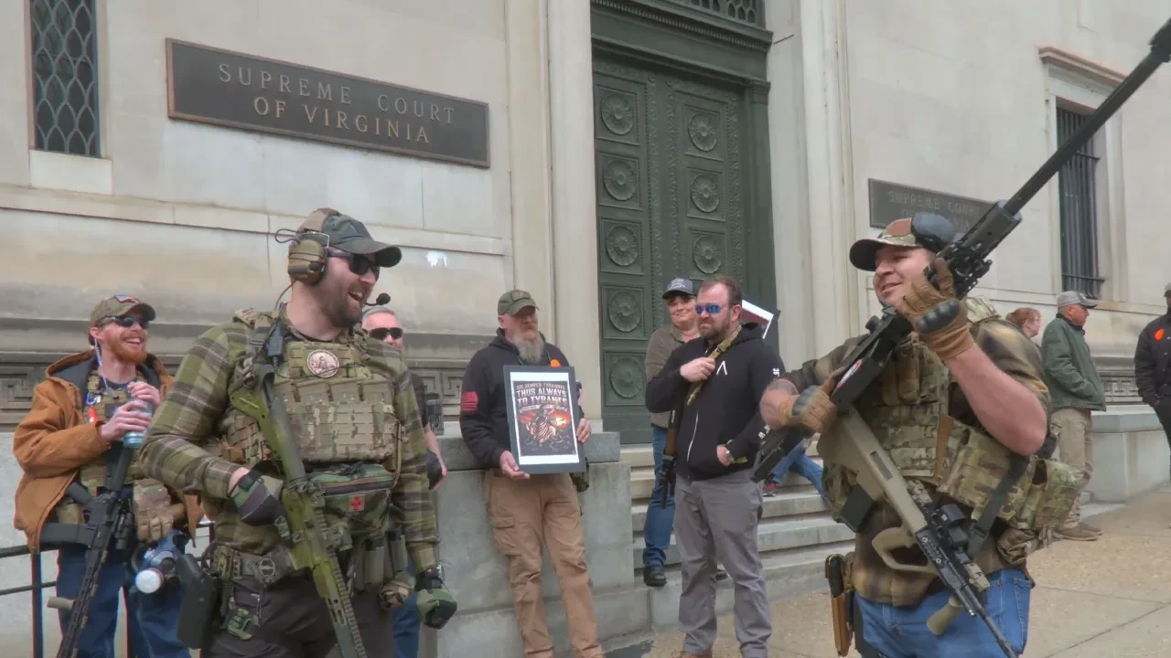 Meclis binası önüne uzun namlulu silahlarla geldiler! ABD'de dikkat çeken protesto