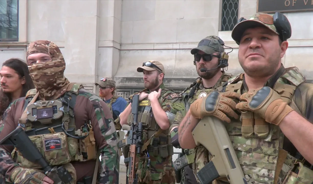 Meclis binası önüne uzun namlulu silahlarla geldiler! ABD'de dikkat çeken protesto