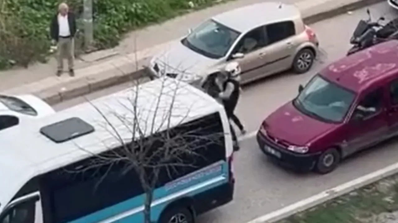 Otomobil sürücüsü motosikletliye copla saldırdı!