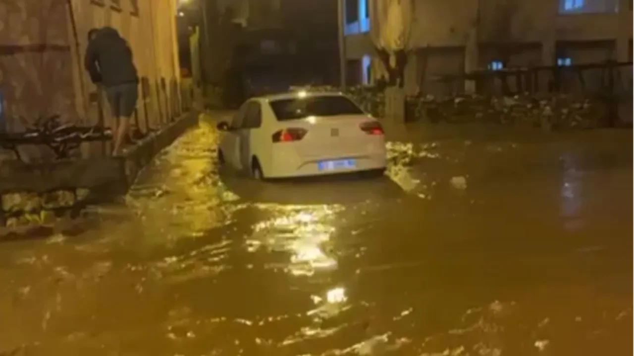 Siirt'te yollar göle döndü! Dereler taştı, araçlar sular altında kaldı