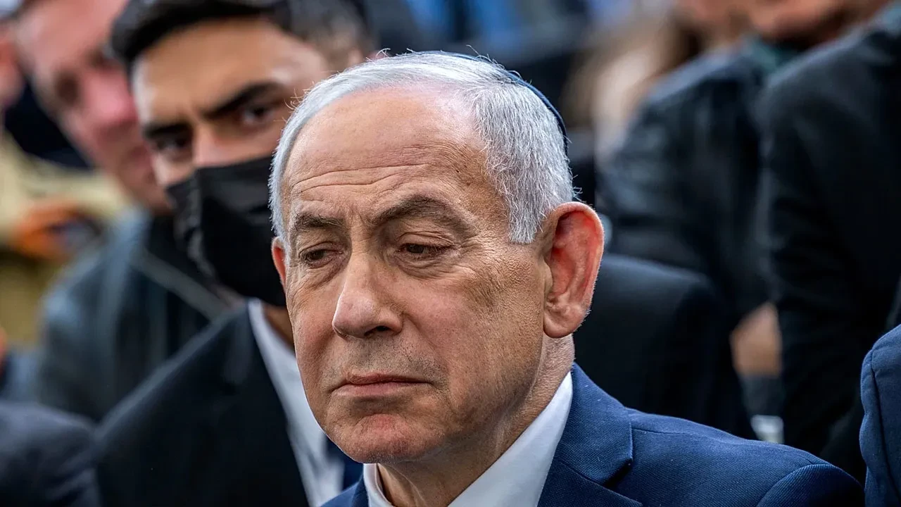 Sosyal medyada 'öldü' denilmişti, yapay zeka iddiaları yayılmıştı: Netanyahu'dan kameralar karşısında 'parmak' şov