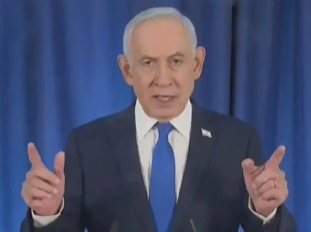 Sosyal medyada 'öldü' denilmişti, yapay zeka iddiaları yayılmıştı: Netanyahu'dan kameralar karşısında 'parmak' şov