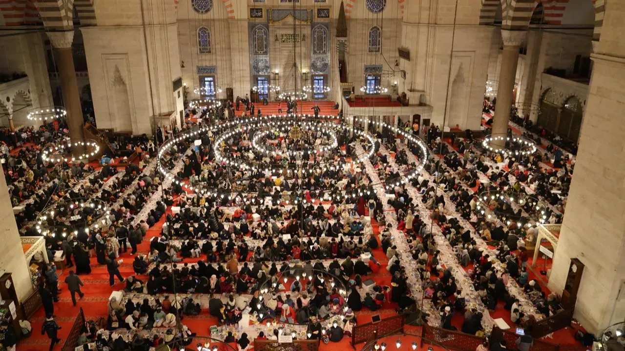 Süleymaniye’de 3 bin çocuk aynı sofrada iftar yaptı