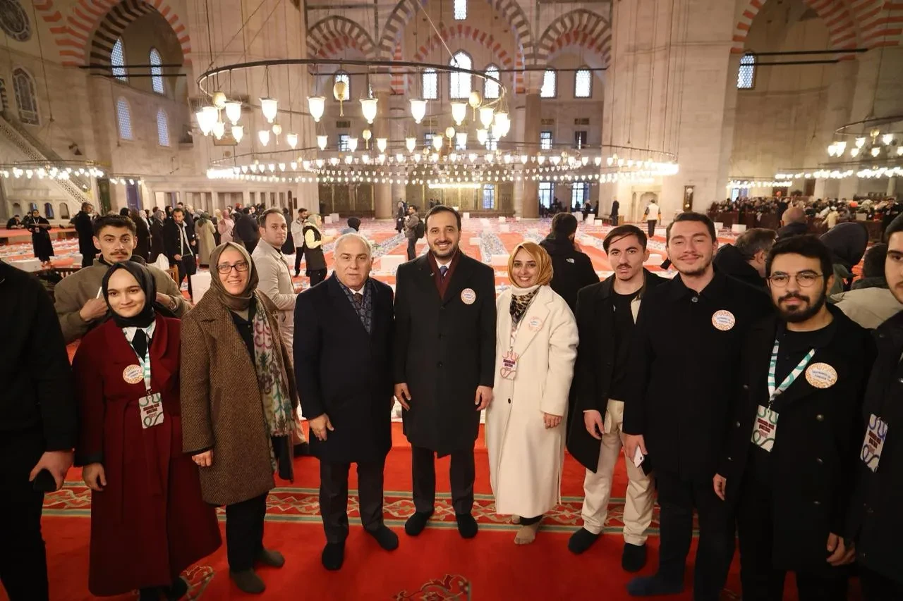 Süleymaniye’de 3 bin çocuk aynı sofrada iftar yaptı