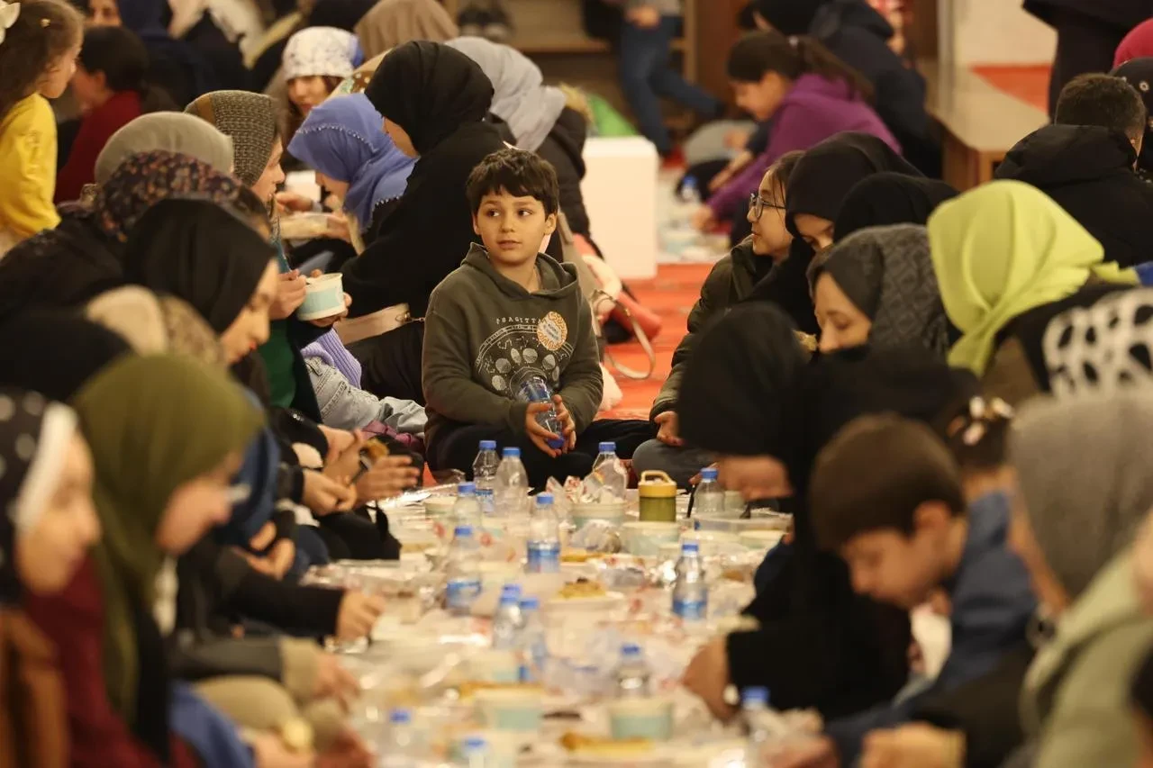 Süleymaniye’de 3 bin çocuk aynı sofrada iftar yaptı