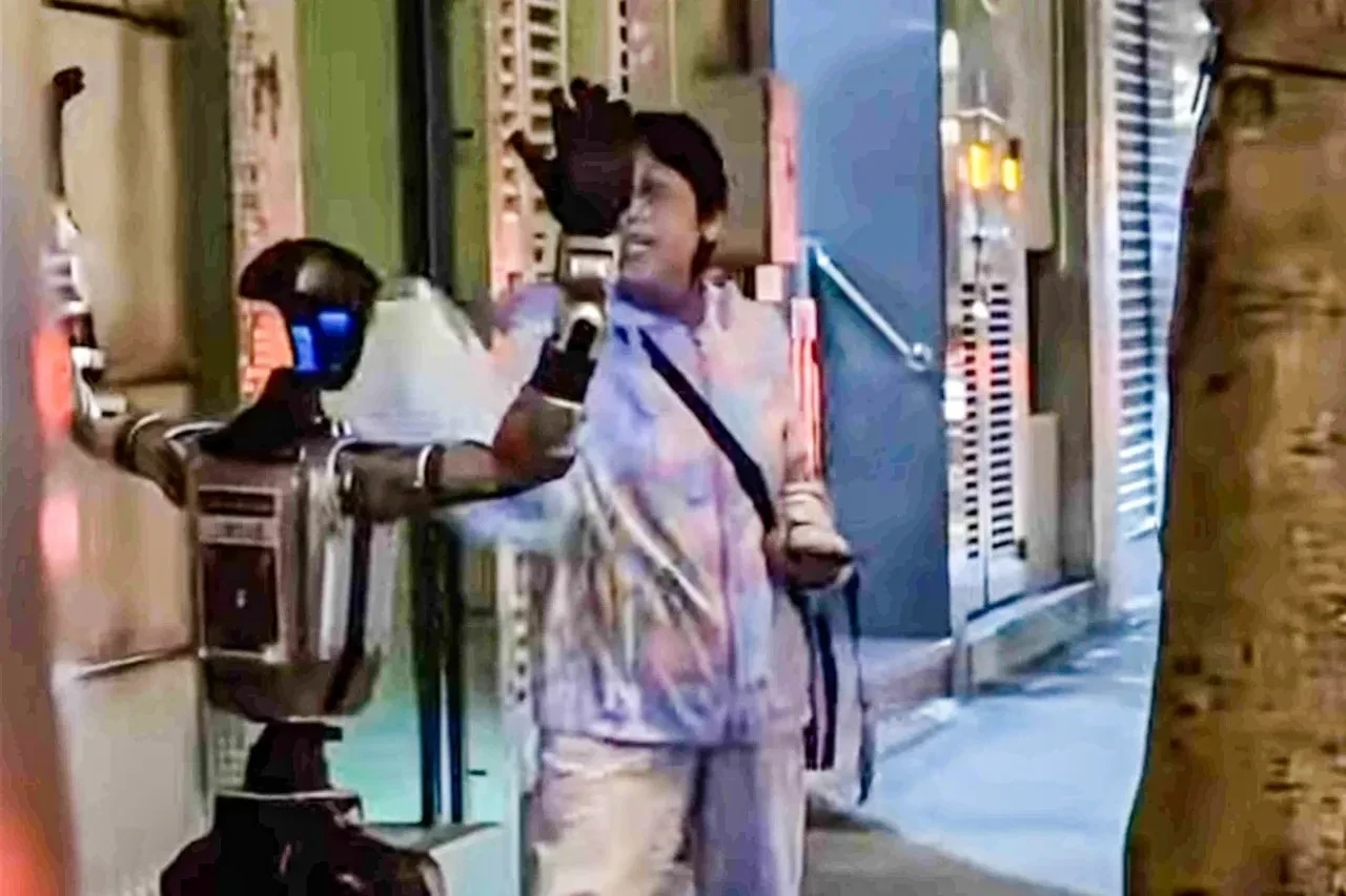 Yaşı kadını rahatsız eden robot tutuklandı