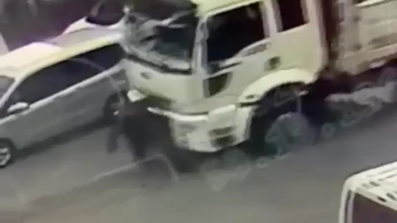 Yaşlı adamı çarptıktan sonra ezdi! Bitlis'teki feci kaza kamerada