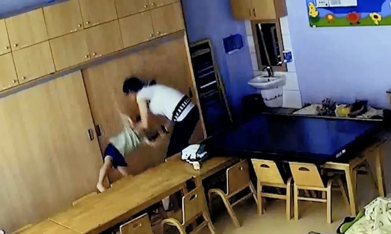 Anne, çocuğunun oyuncak bebeğine yaptığını görünce şoke oldu! Kreş dehşeti böyle ortaya çıktı: Cani öğretmenlerin cezası belli oldu