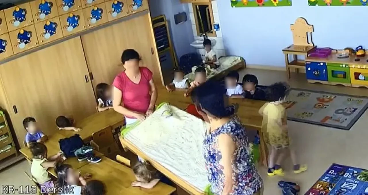 Anne, çocuğunun oyuncak bebeğine yaptığını görünce şoke oldu! Kreş dehşeti böyle ortaya çıktı: Cani öğretmenlerin cezası belli oldu