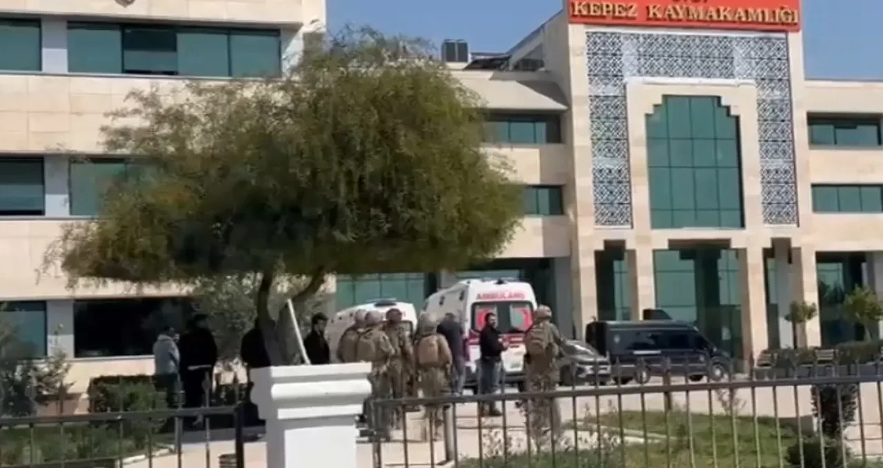 Antalya kaymakamlık binasında silah sesleri! Özel harekat polisleri sevk edildi