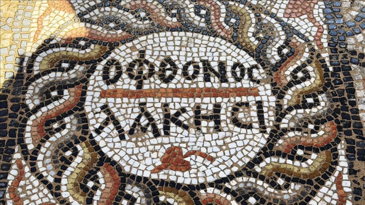 Bin 500 yıllık beddua: Antik kentte ‘Kıskanan çatlasın’ yazılı mozaik bulundu