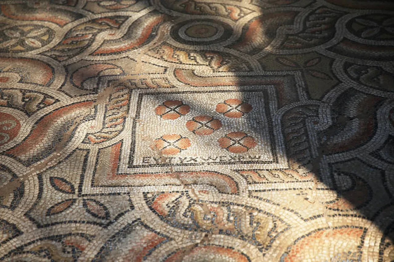 Tam bin 500 yıllık! Antik kentte bulunan mozaikteki yazı şaşkına çevirdi