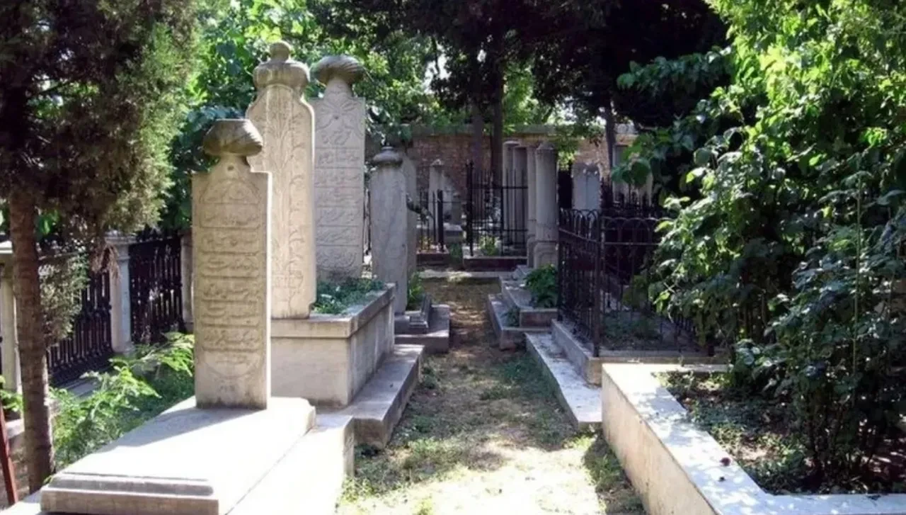 Fatih Camii Haziresi’nde kimler yatıyor? İlber Ortaylı'nın naaşı da buraya defnedilecek