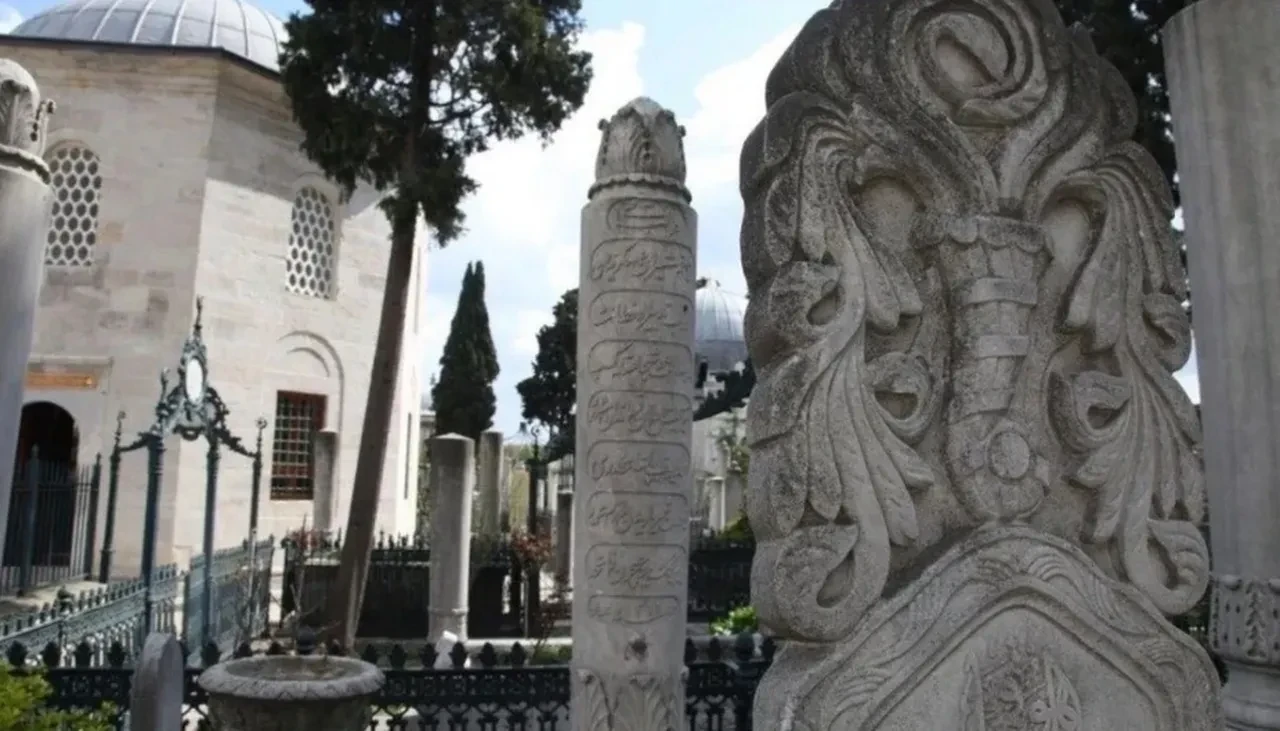 Fatih Camii Haziresi’nde kimler yatıyor? İlber Ortaylı'nın naaşı da buraya defnedilecek