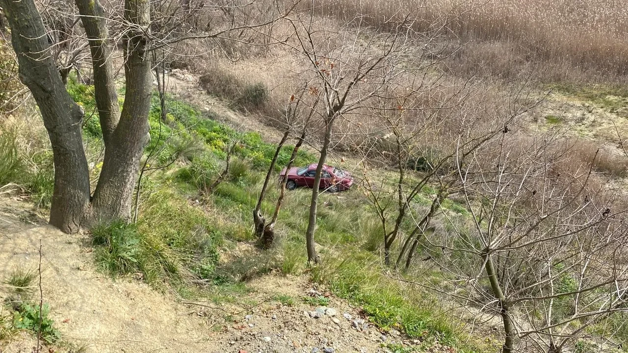 Fren arızası için kenara çekmişti: Otomobil, içindeki iki kişiyle şarampole yuvarlandı