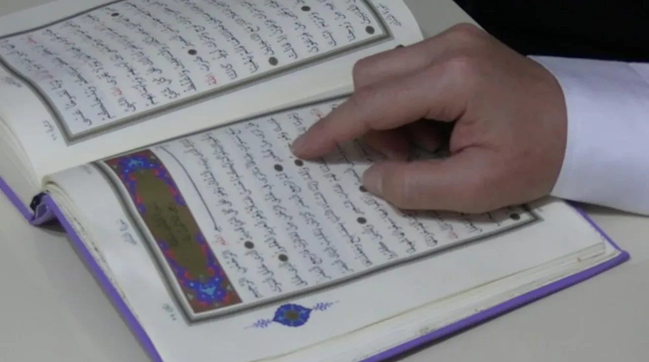 'Hafız olamaz' dediler! Kur'an-ı Kerim'deki ayetlerin sayfasını ve satırını söylüyor