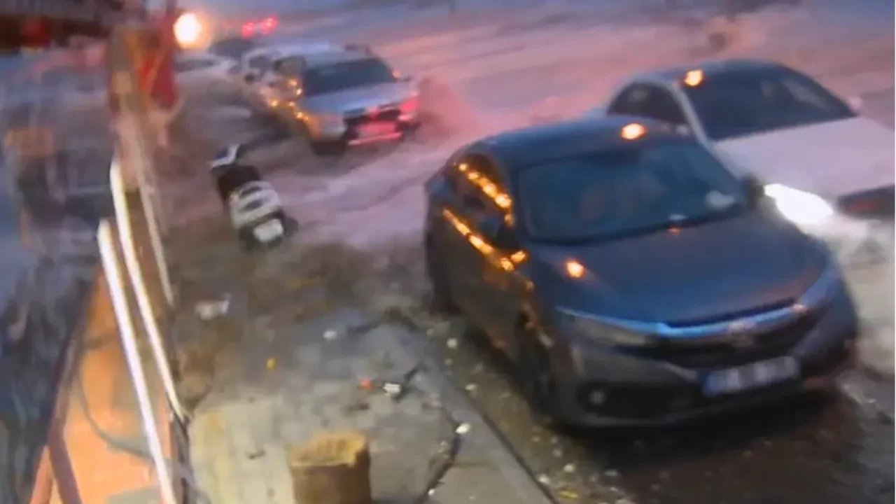 Hatay'da deniz taştı sahil yolunda arabalar ve işletmeler sular altında kaldı